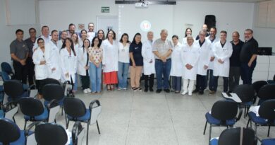 Santa Casa de Marília realiza nova entrega de jalecos, scrubs e uniformes personalizados da campanha “Orgulho em Pertencer”