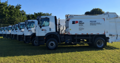 Região de Marília recebe três caminhões coletores compactadores para reforçar gestão de resíduos sólidos das cidades