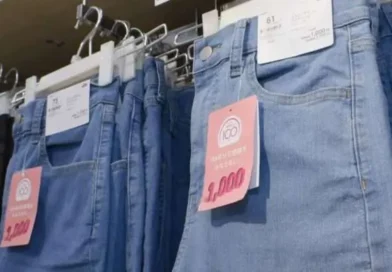 Aeon lança jeans por ¥1.000 e amplia disputa por roupas de baixo preço no Japão