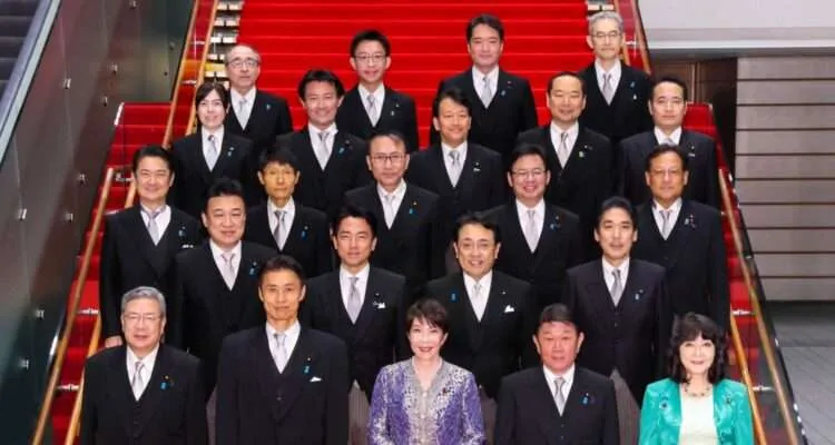 Takaichi troca 10 ministros, mas mantém Kimi Onoda à frente de políticas para estrangeiros no Japão