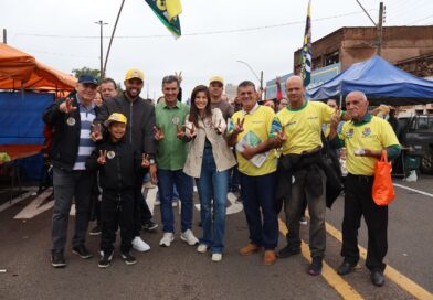 Dani Alonso e Capitão Augusto visitam feira-livre de Marília