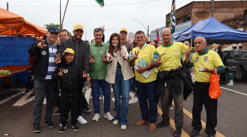 Dani Alonso e Capitão Augusto visitam feira-livre de Marília