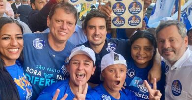 Rogerinho recebe Tarcísio de Freitas em caminhada pelo Centro de Marília