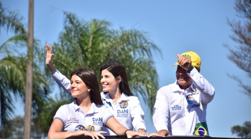 Dani Alonso e Capitão Augusto reúnem apoiadores em carreata na zona Norte de Marília