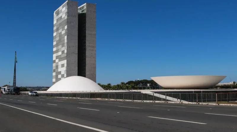 Votação da MP que zera “taxa das blusinhas” é adiada para terça