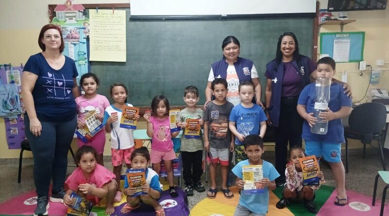 Agentes fazem atividade educativa com alunos da Emei Copo de Leite no distrito de Avencas