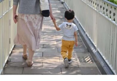 Japão estuda permitir que beneficiários do seikatsu hogo tenham carro para transportar filhos pequenos