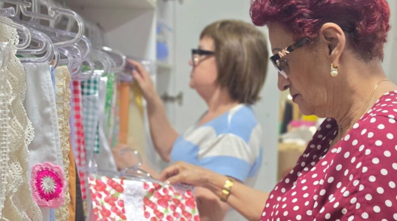 Amor-Exigente repassa quase 300 roupas novas para Bazar de Natal da Arte do Bem em Marília