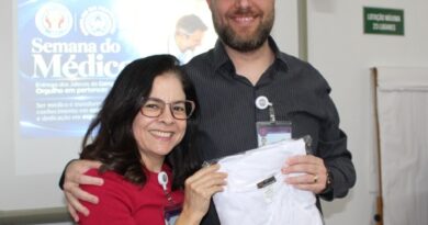 Santa Casa de Marília entrega jalecos aos profissionais na Semana do Médico
