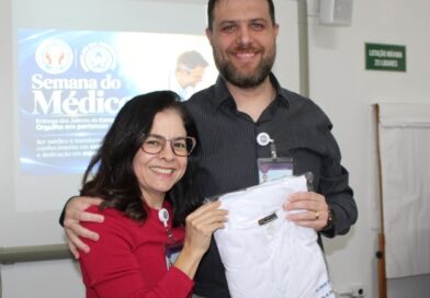 Santa Casa de Marília entrega jalecos aos profissionais na Semana do Médico