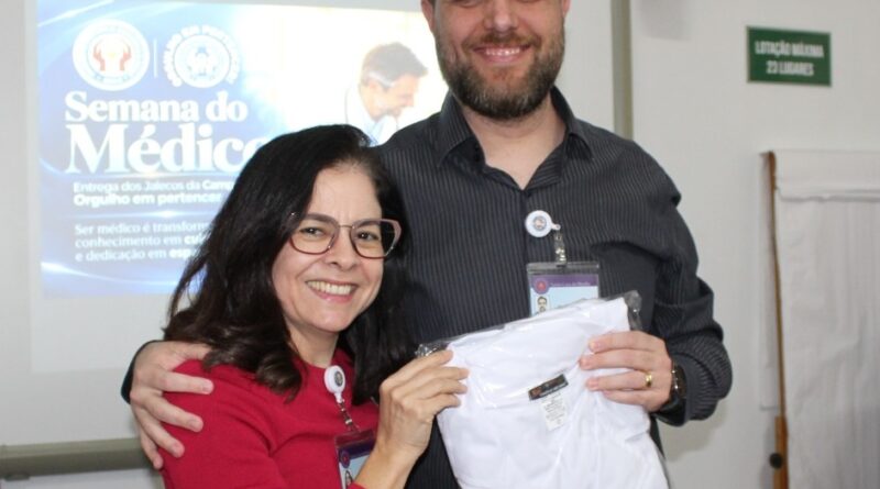 Santa Casa de Marília entrega jalecos aos profissionais na Semana do Médico