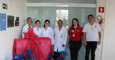 Maple Bear Marília doa brinquedos para a Oncologia Pediátrica da Santa Casa
