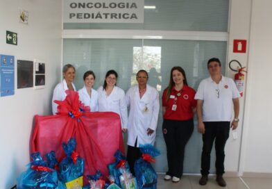 Maple Bear Marília doa brinquedos para a Oncologia Pediátrica da Santa Casa