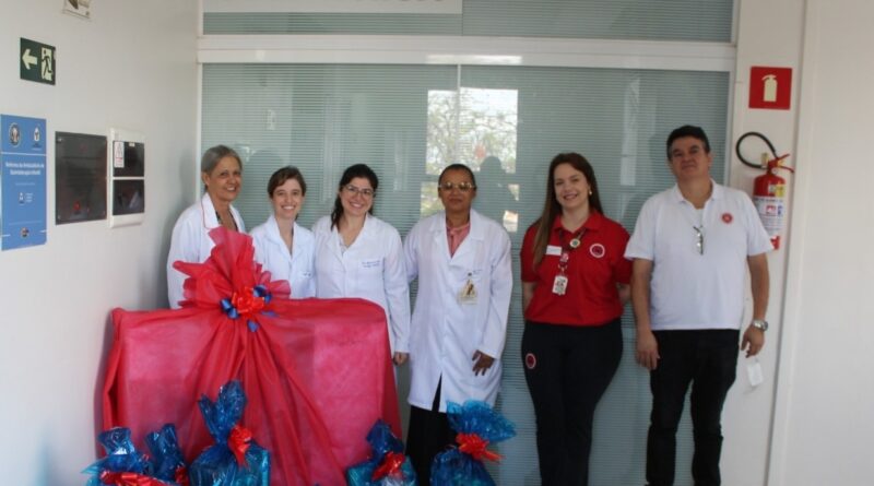 Maple Bear Marília doa brinquedos para a Oncologia Pediátrica da Santa Casa