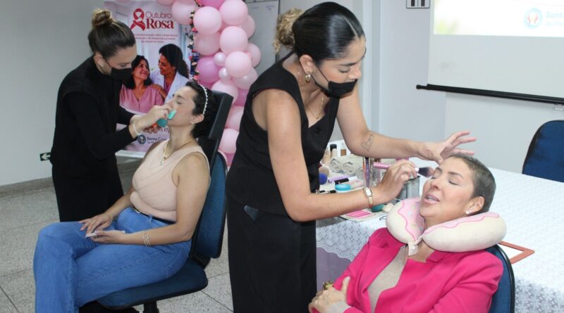 Santa Casa de Marília realiza sessão de maquiagem para pacientes da Oncologia no Outubro Rosa