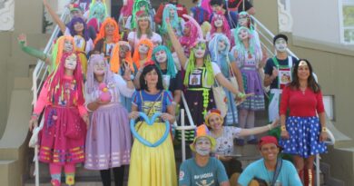 Trupe da Alegria leva música, doces e mensagens de fé a pacientes da Santa Casa de Marília